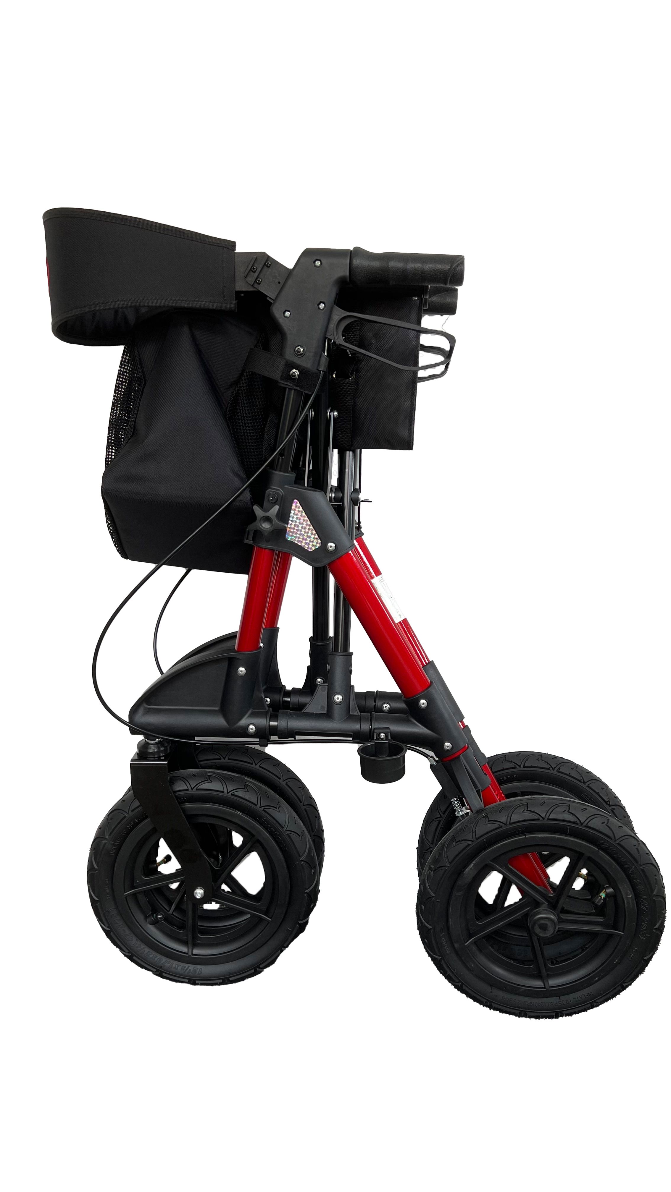Zusammengeklappter Rollator mit roten Elementen, großen Rädern und schwarzem Korb. Seitenansicht.