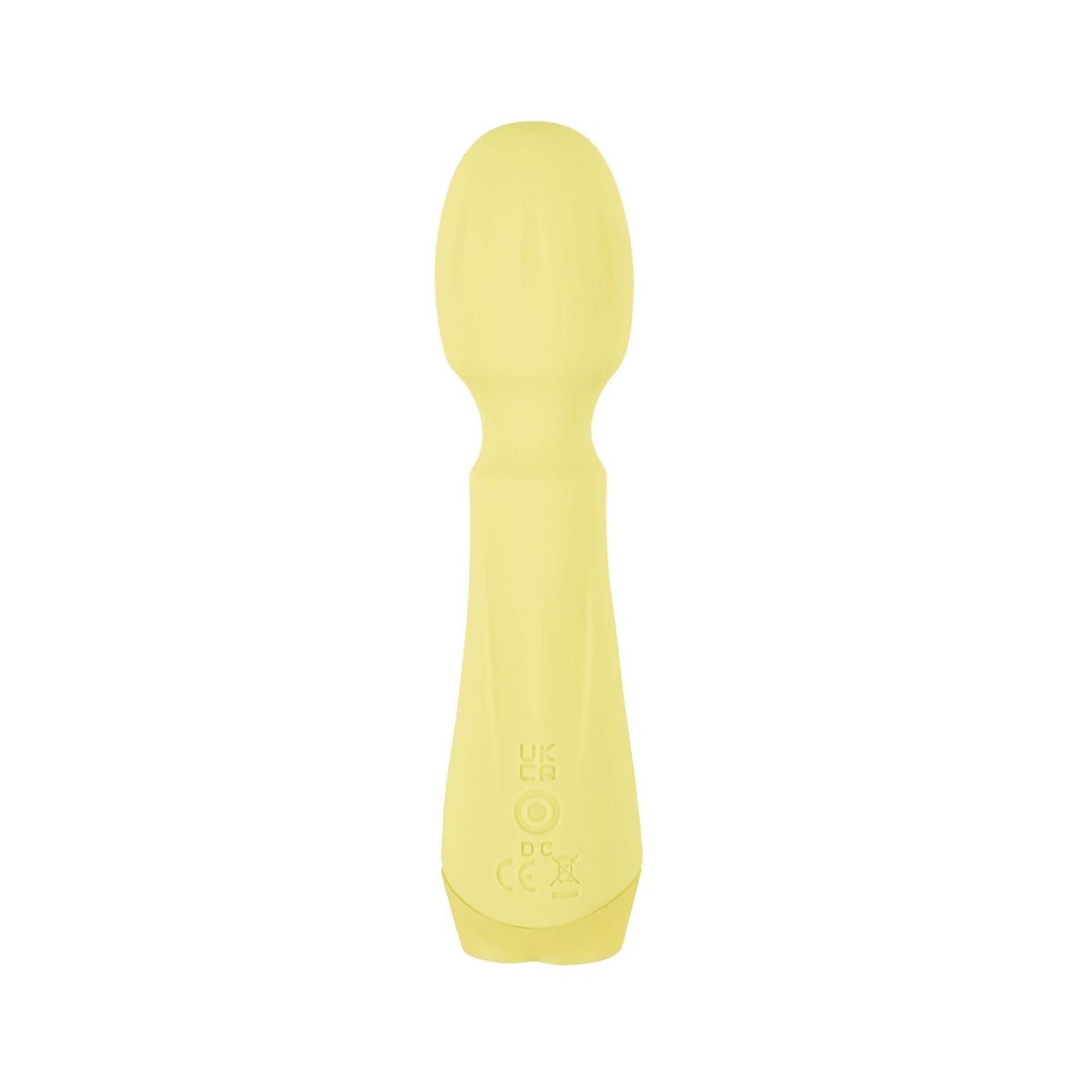 Gelber Mini-Vibrator. Zylindrischer Griff, abgerundeter Kopf. Glatte Oberfläche. Auf weißem Hintergrund.