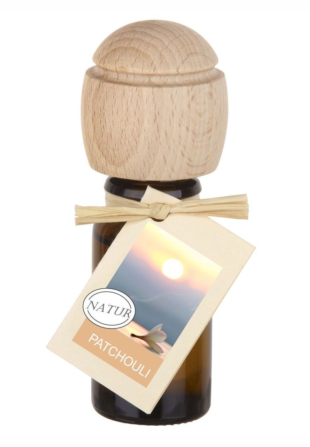 Braune Glasflasche mit Holzverschluss und Anhänger. Anhänger mit Landschaftsbild und Schriftzug NATUR PATCHOULI.
