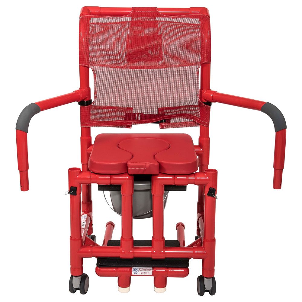 Roter Dusch- und Toilettenrollstuhl. Mit Armlehnen, Sitz mit Aussparung, Rückenlehne aus Netzstoff und Eimer. Auf Rollen.