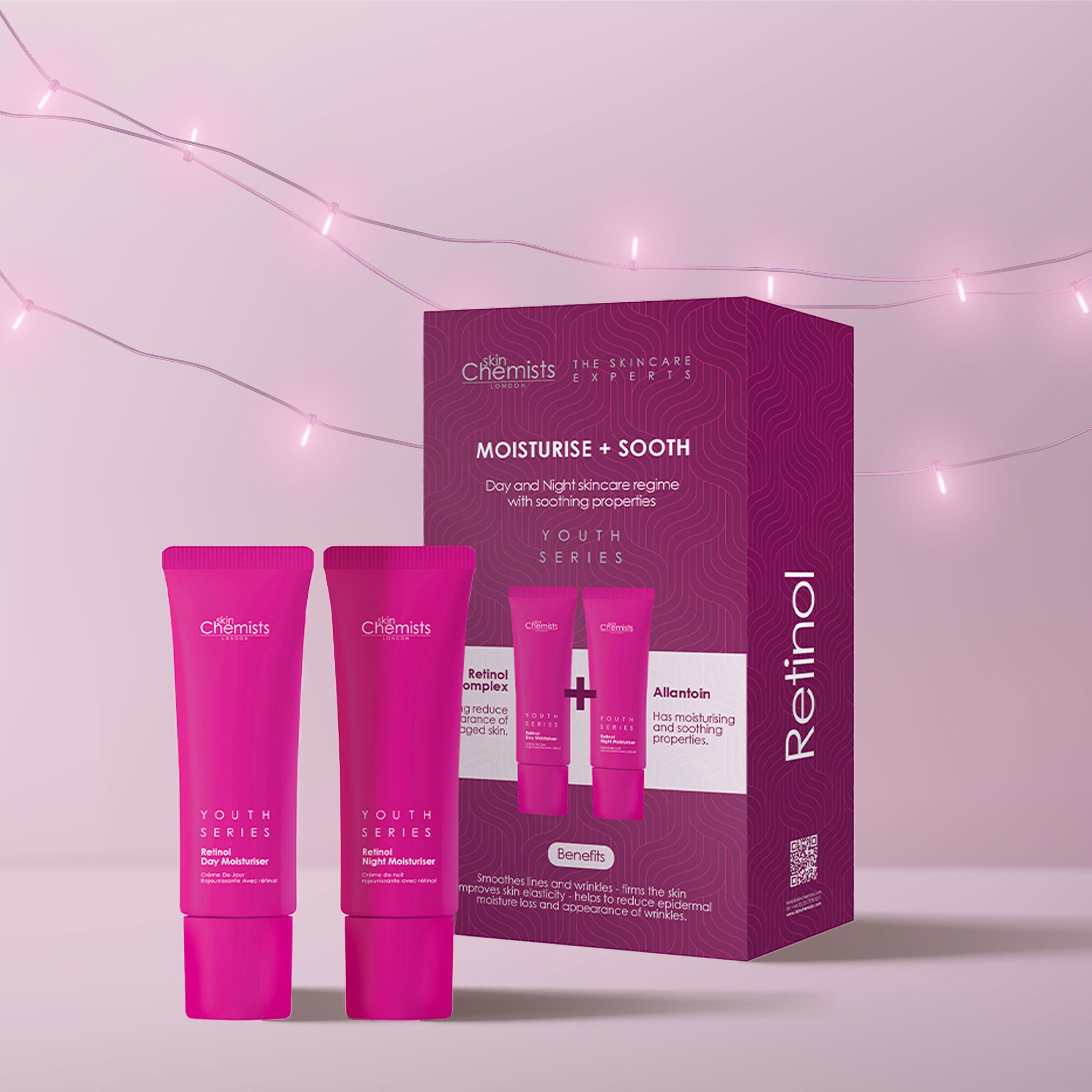 Zwei rosa Tuben und eine Verpackung mit Aufschrift "Moisturise + Sooth". Enthält Tages- und Nachtcreme.