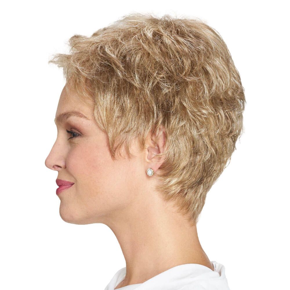 Blonde Kurzhaarperücke. Seitenansicht einer Frau mit Perücke. Kurze, gewellte Haare. Hautfarbener Hintergrund.
