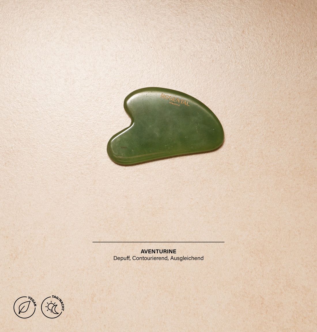 Grüner Aventurin Gua Sha auf beigem Hintergrund. Text: AVENTURINE, Depuff, Contourierend, Ausgleichend. Vegan-Logo.