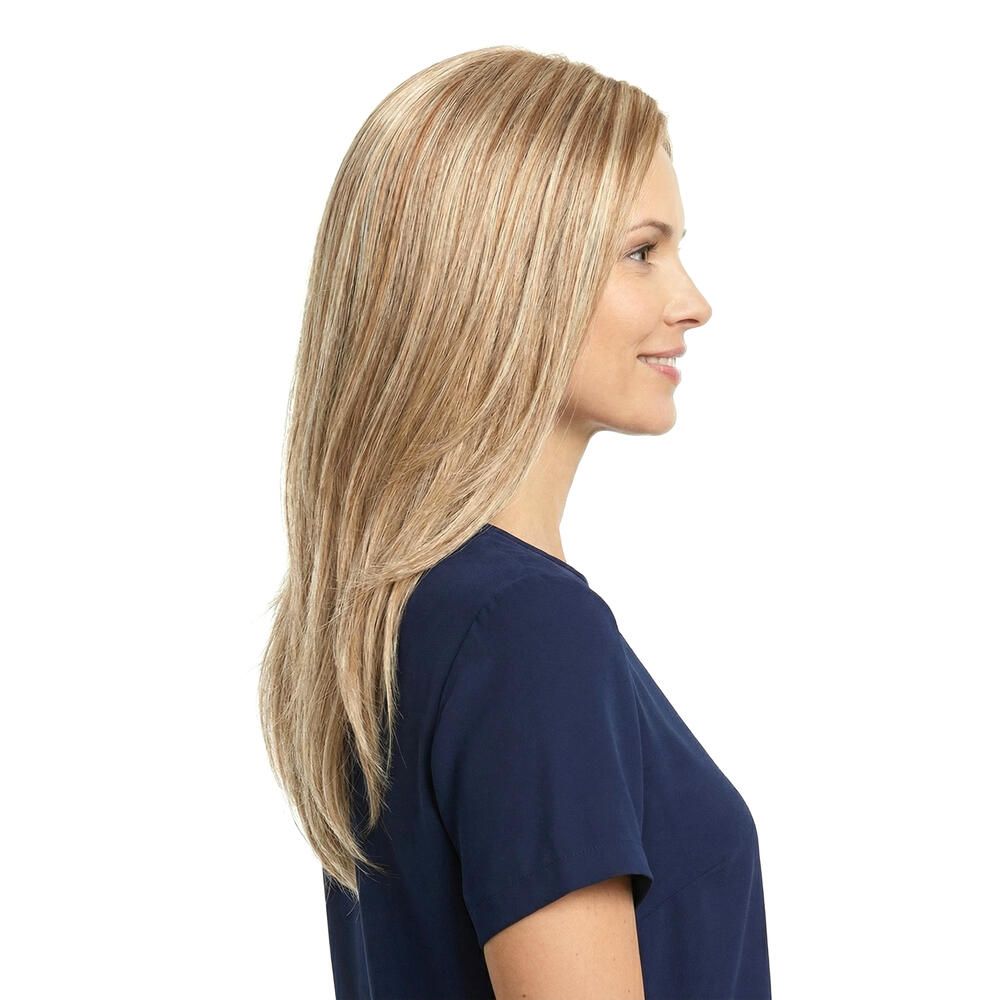 Perücke Filippa von trendhair. Blondes Haar, schulterlang, gestuft. Frau im Profil, blaues Oberteil.