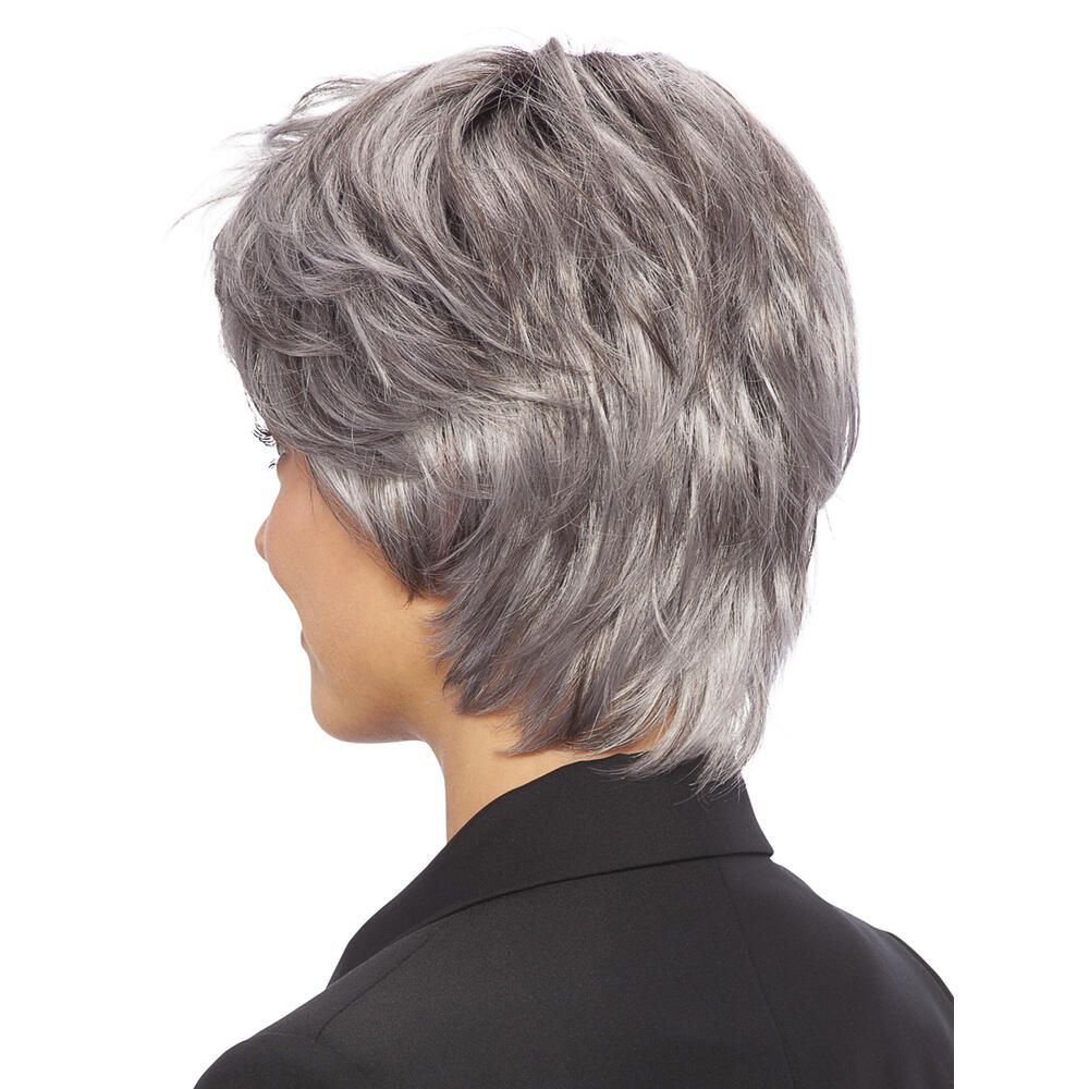 Graue Perücke mit kurzem, fransigem Pony. Frau mit schwarzem Blazer. Rückansicht.