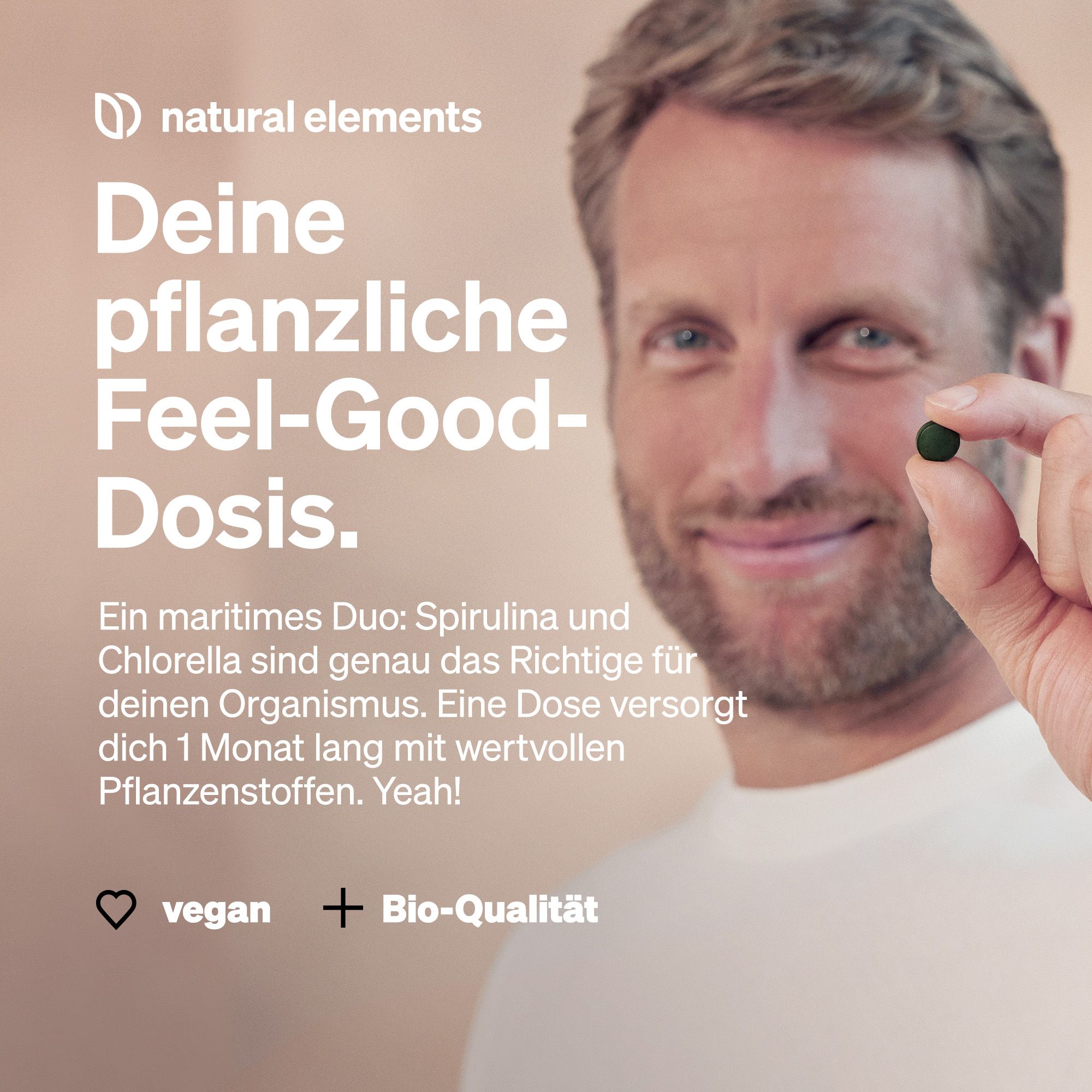 Mann hält Tablette. Text: Deine pflanzliche Feel-Good-Dosis. Vegan-Logo. Bio-Qualität.