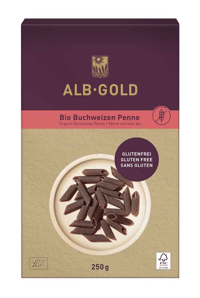 Verpackung mit ALB-GOLD Bio Buchweizen Penne. Glutenfrei. 250g. FSC-zertifiziert. Penne-Nudeln auf Teller abgebildet.