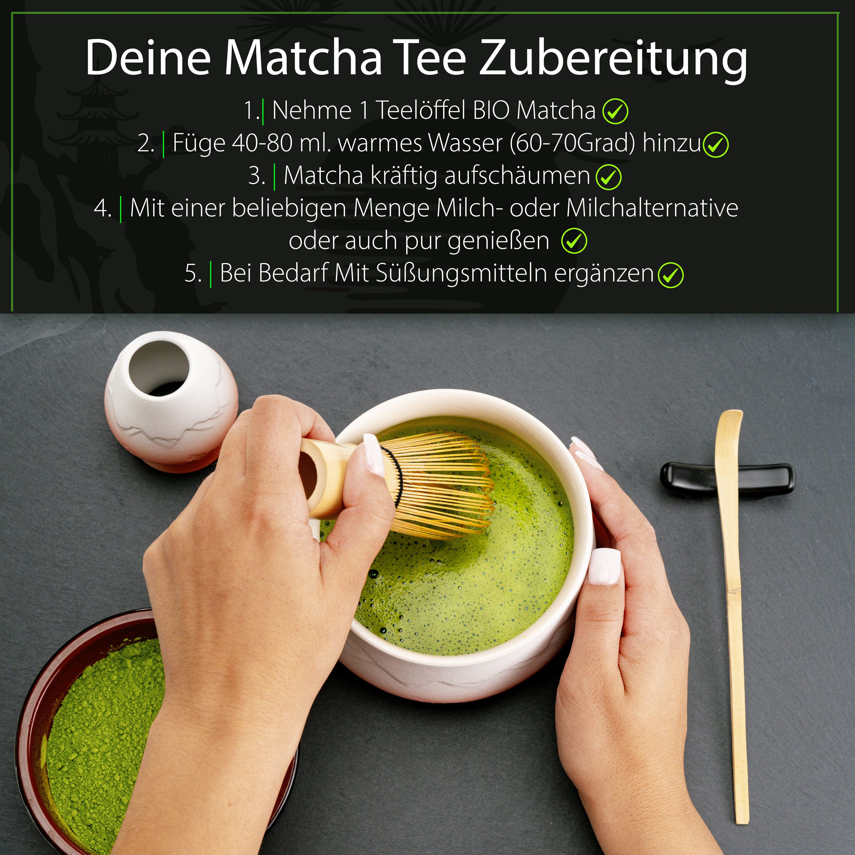 Zubereitung von BIO Matcha Tee mit Bambusbesen in einer Schale.