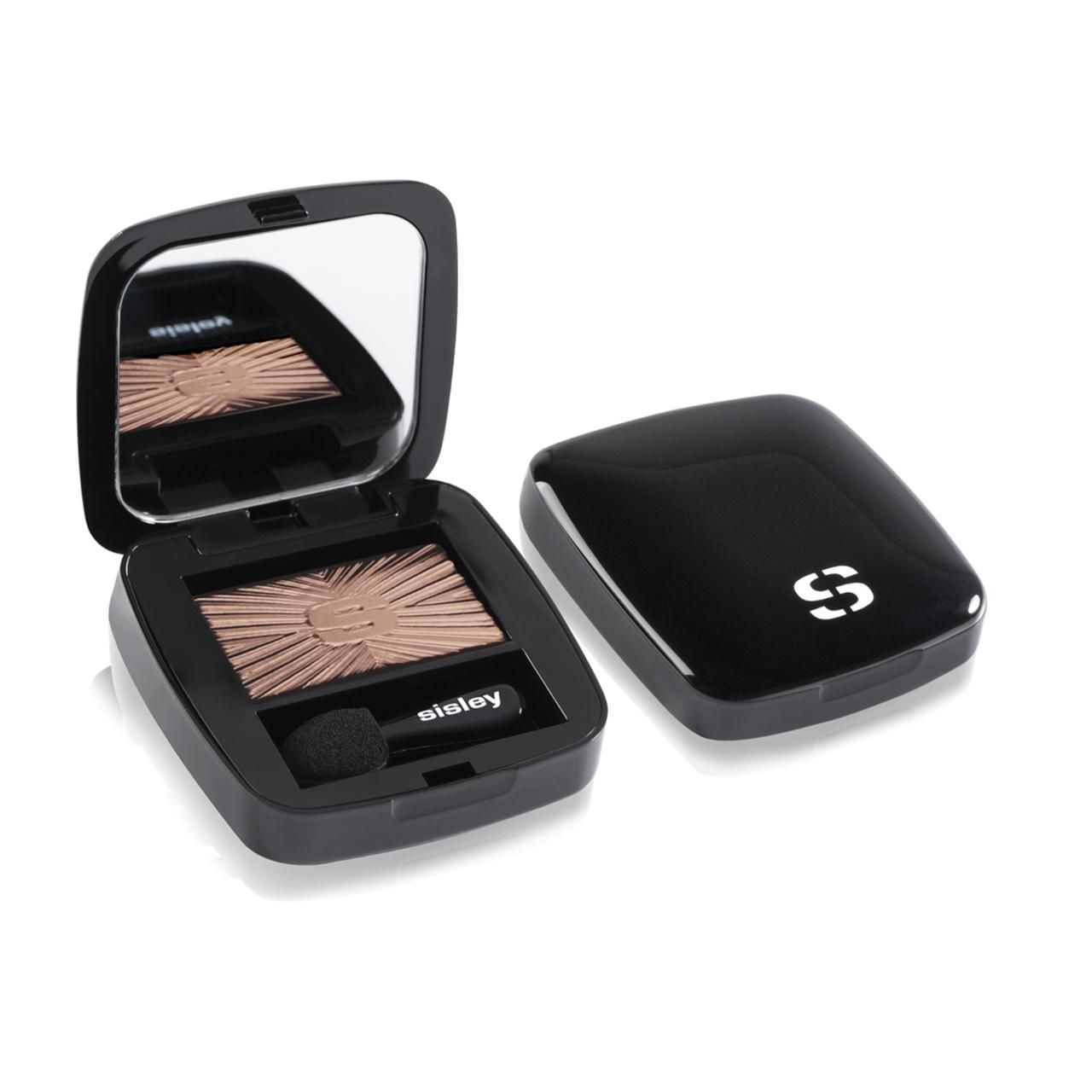 Schwarzer Lidschattenbehälter mit Spiegel und Applikator. Geöffnet, mit braunem Lidschatten. Deckel daneben. Sisley-Logo.