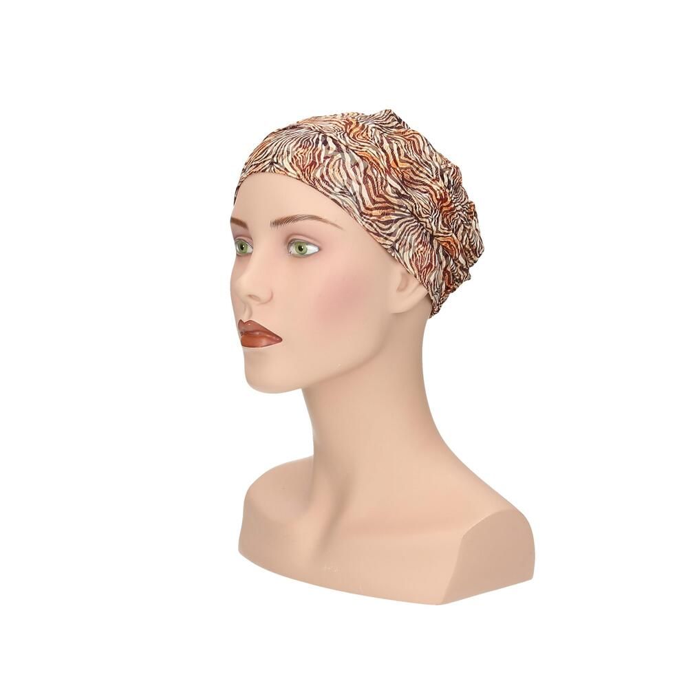 Turban mit Zebra-Muster auf einer Schaufensterpuppe. Seitenansicht.