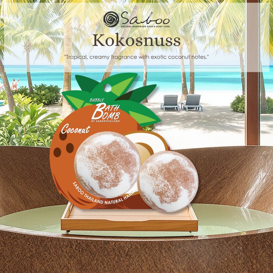 Zwei Kokosnuss-Badbomben auf einem Tablett. Text: Kokosnuss. Logo: Saboo. Text: Tropical, creamy fragrance with exotic coconut notes.