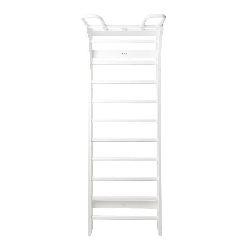 Weiße Sprossenwand Aarni, Frontansicht. Mit Sprossen und Griffen. Holzkonstruktion.