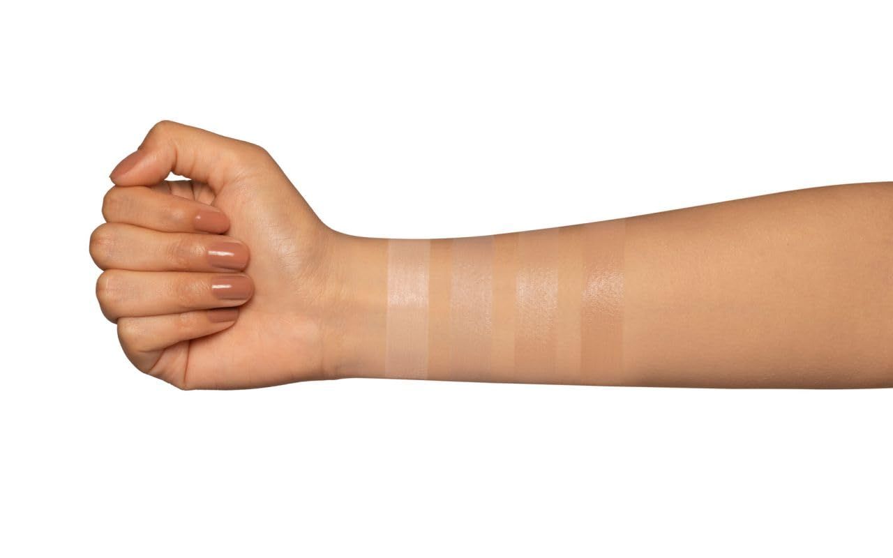 Hauttöne auf einem Arm aufgetragen, um den Pupa Wonder Me Fatigue Eraser Concealer zu zeigen.