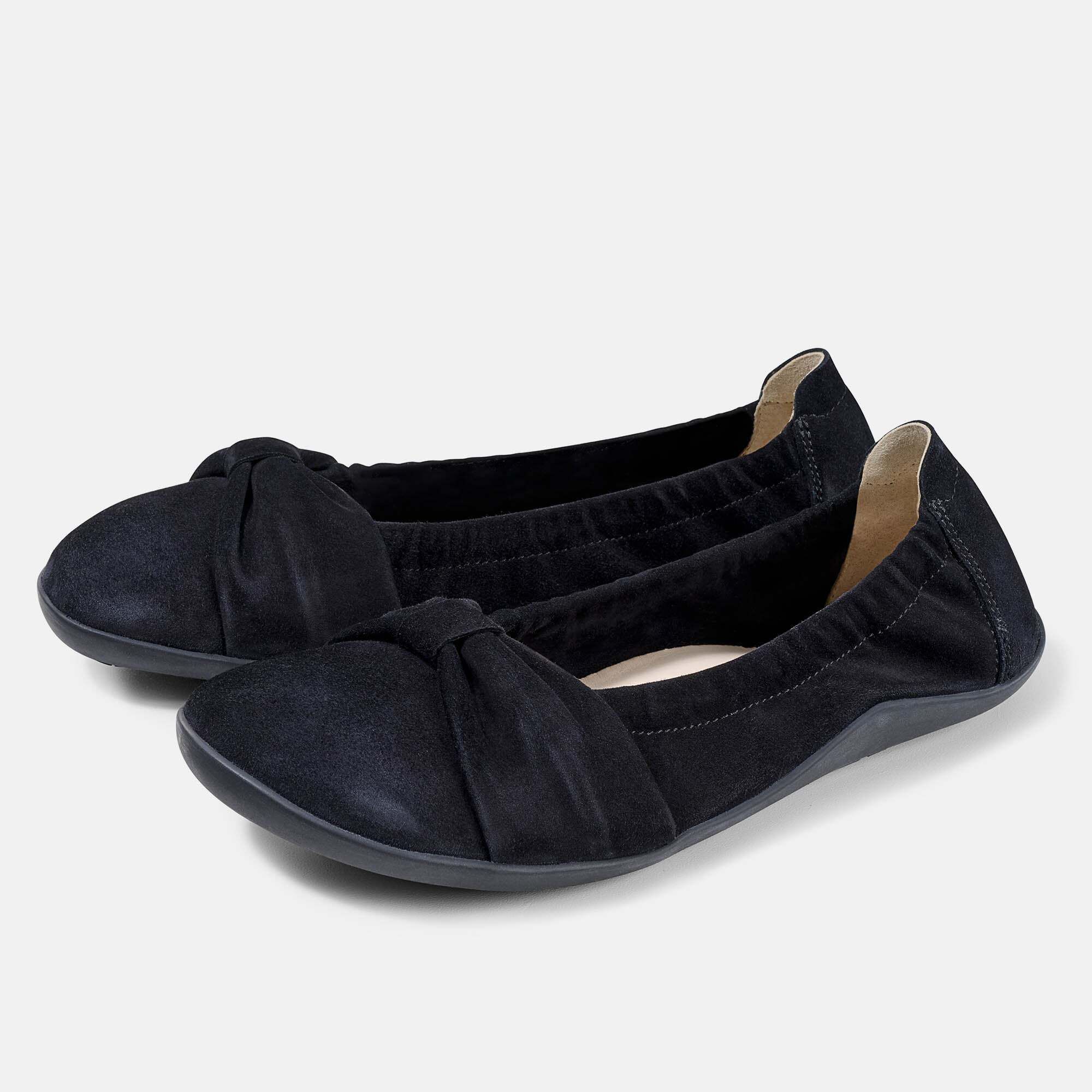 Schwarze Damen-Ballerinas aus Wildleder mit Schleifenverzierung und breiter Passform.