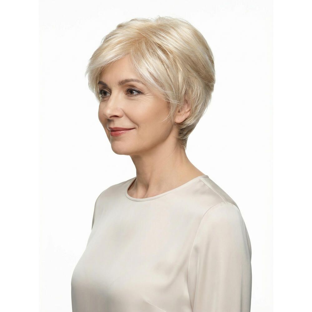 Blonde Perücke mit kurzem Schnitt. Frau mit hellem Oberteil. Seitenansicht.