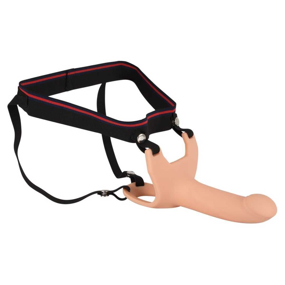 Strap-on nero con linea rossa. Supporto beige con dildo. Cinghie regolabili con fibbie.