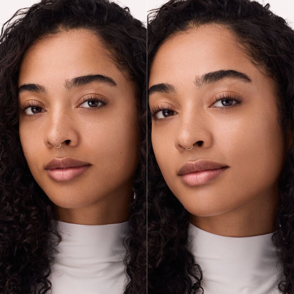 Gesicht einer Frau mit dunkler Haut. Links ungeschminkt, rechts mit getönter Feuchtigkeitscreme. Natürlicher Look.