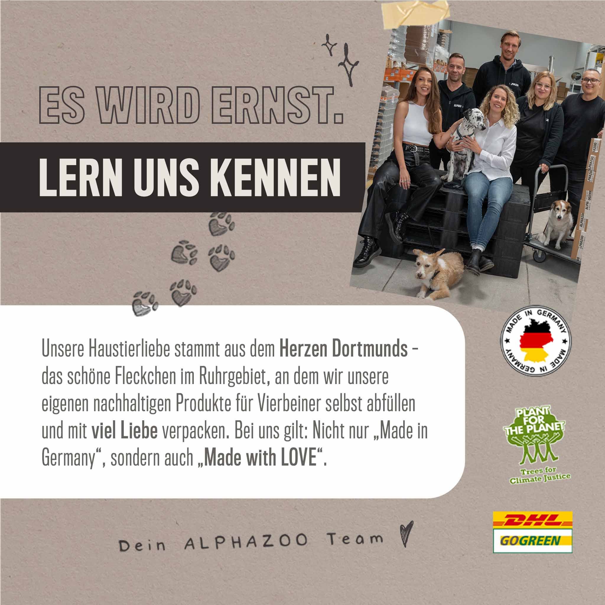 Teamfoto. Text: ALPHAZOO Team. Made in Germany, Made with Love. Zertifizierungen: Plant for the Planet, DHL GoGreen.