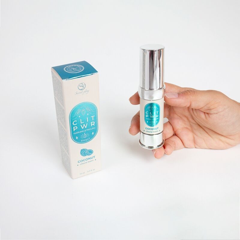 Produkt und Verpackung. Zylinderförmige Flasche und Karton mit Aufschrift CLIT PWR Coconut. Flasche wird von Hand gehalten.