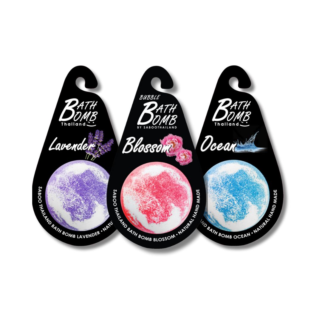 Drei Badebomben in Tropfenform. Farben: Lavendel, Rosa, Blau. Mit Aufhängern. Text: Bath Bomb Thailand.
