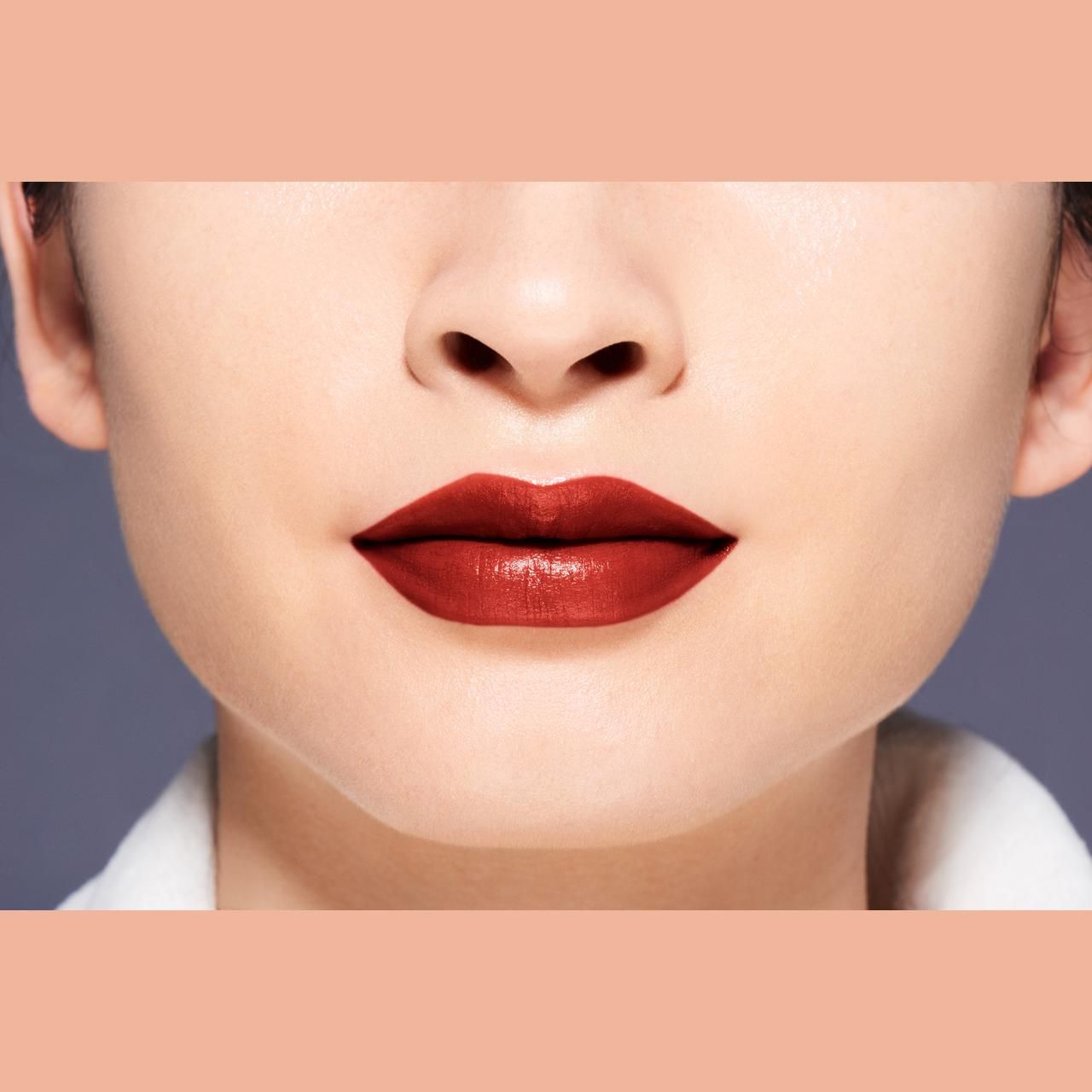 Nahaufnahme von Lippen, die mit rotem Lippenstift geschminkt sind.