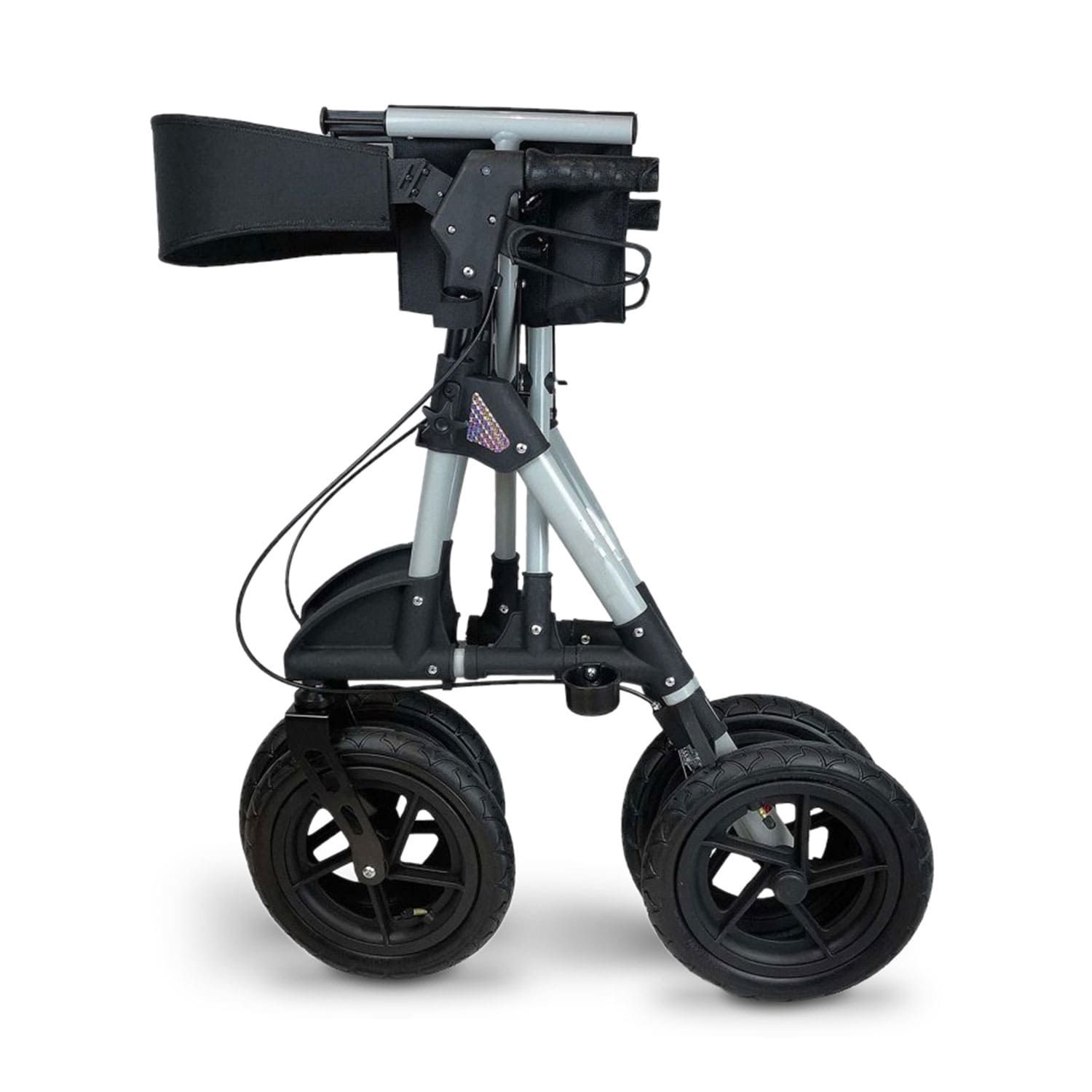 Rollator mit vier Rädern, schwarzem Sitz, Korb und Rückenlehne. Silberfarbene Rahmen und schwarze Räder.