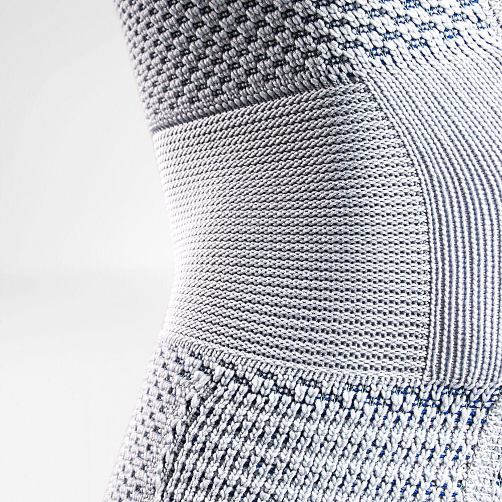 Detail der Kniebandage mit strukturiertem Material und Verstärkungsbereich.