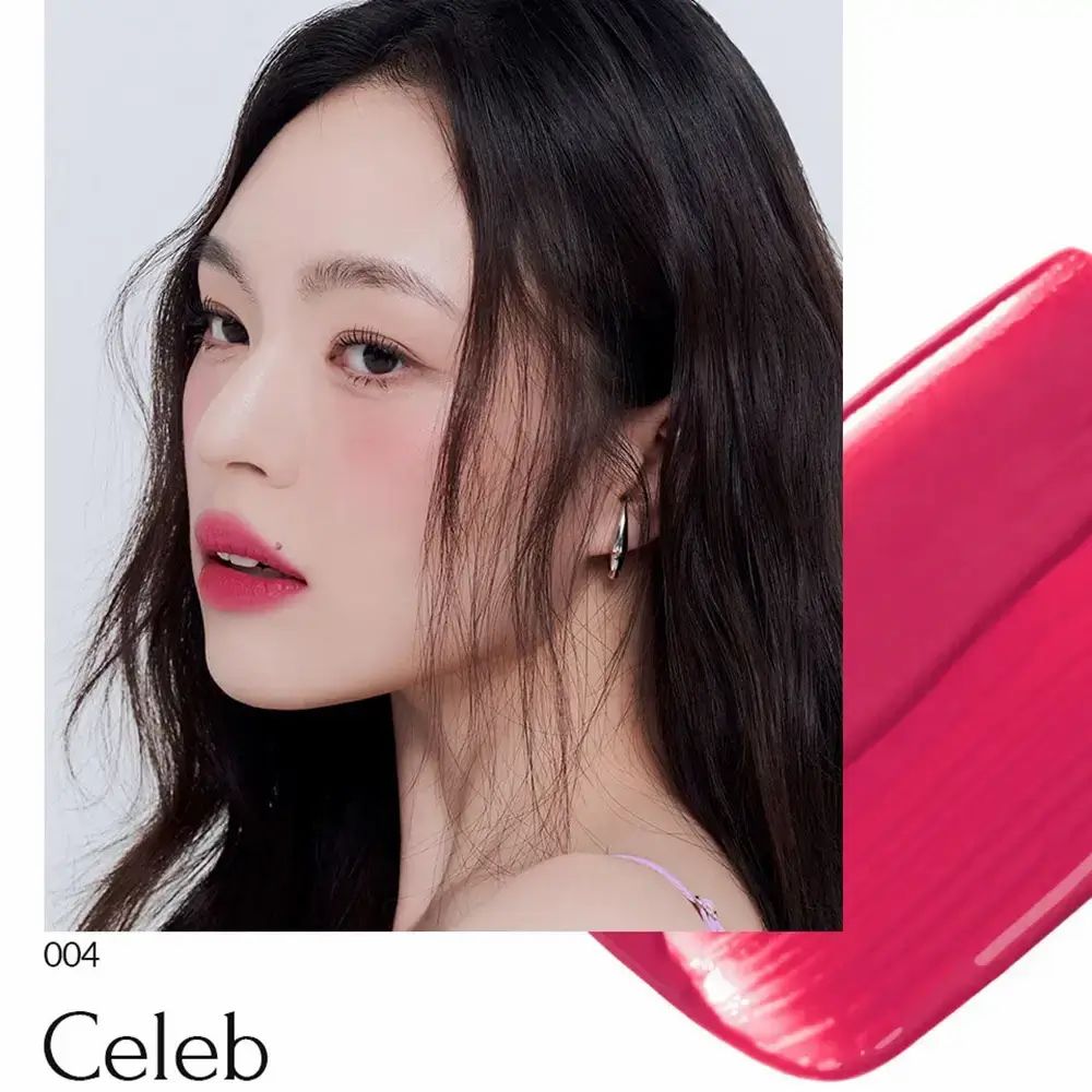 Lippenfarbe 004 Celeb auf Lippen und als Farbmuster. Frau mit dunklen Haaren und Ohrring. Produktname und Farbnummer sichtbar.