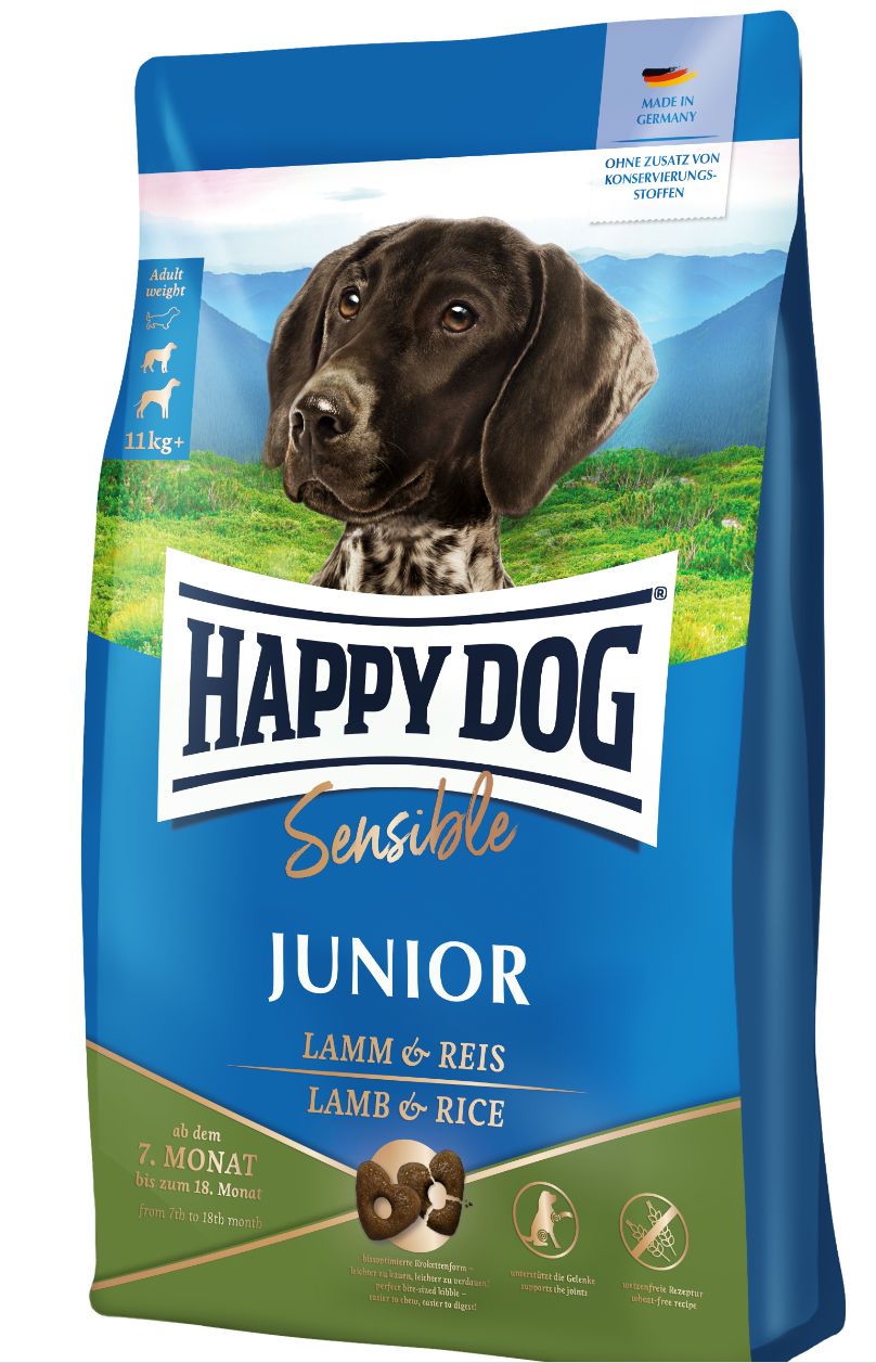 Blauer Beutel mit Hundefutter. Aufschrift: HAPPY DOG Junior Lamm & Reis. Enthält ein Hundebild. Made in Germany.