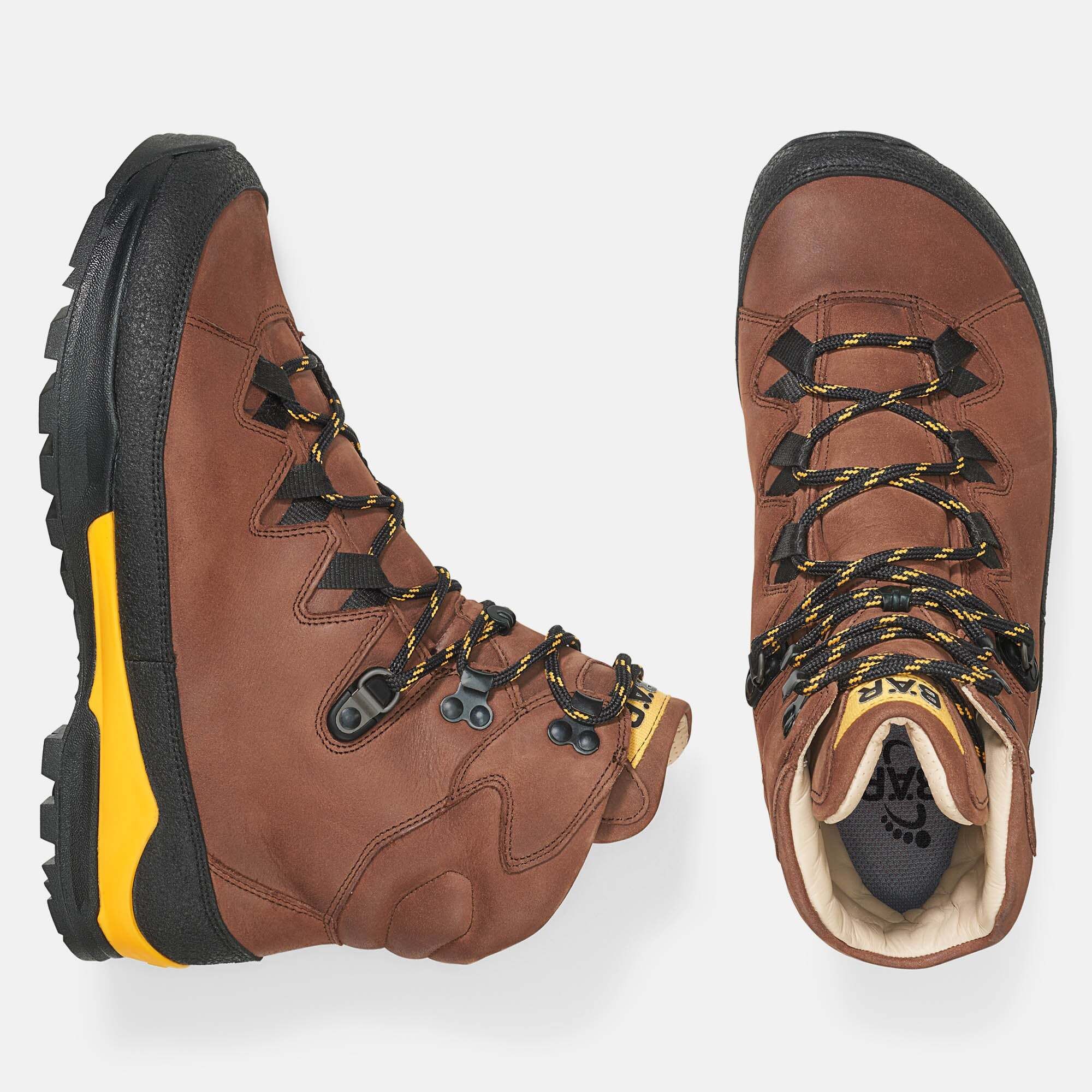 Zwei braune Leder-Wanderstiefel mit gelben Akzenten, Schnürung und Gummisohle.