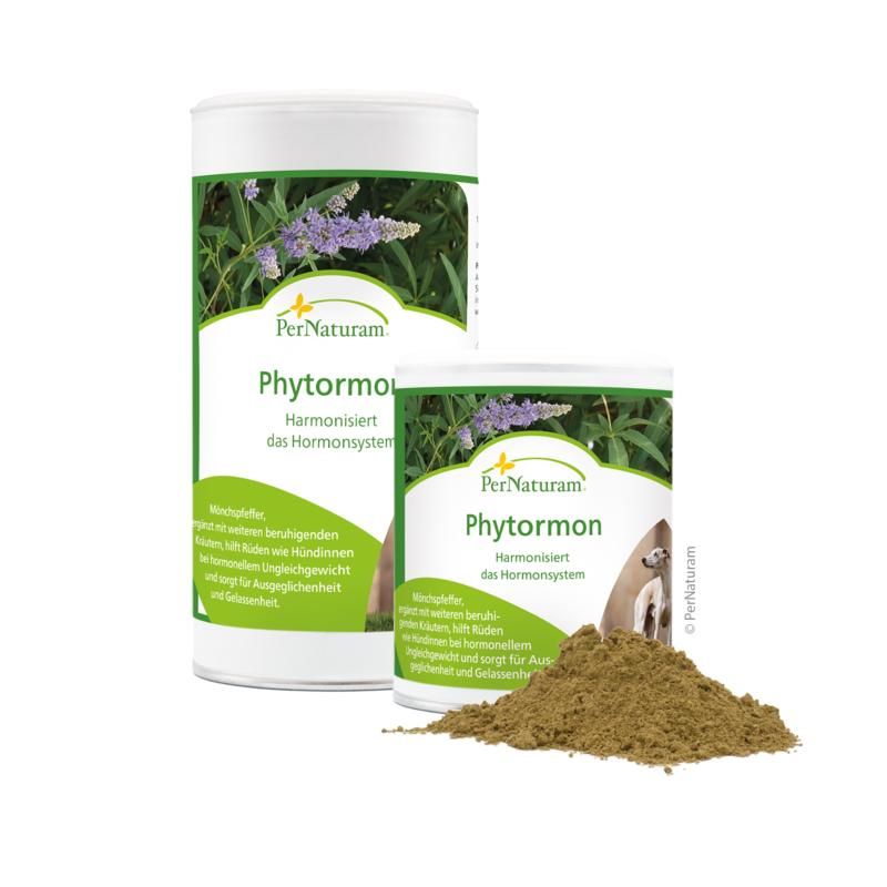 Zwei Behälter mit Produkt und Pulver. Aufschrift: PerNaturam Phytormon. Text und Logo. Braunes Pulver liegt davor.