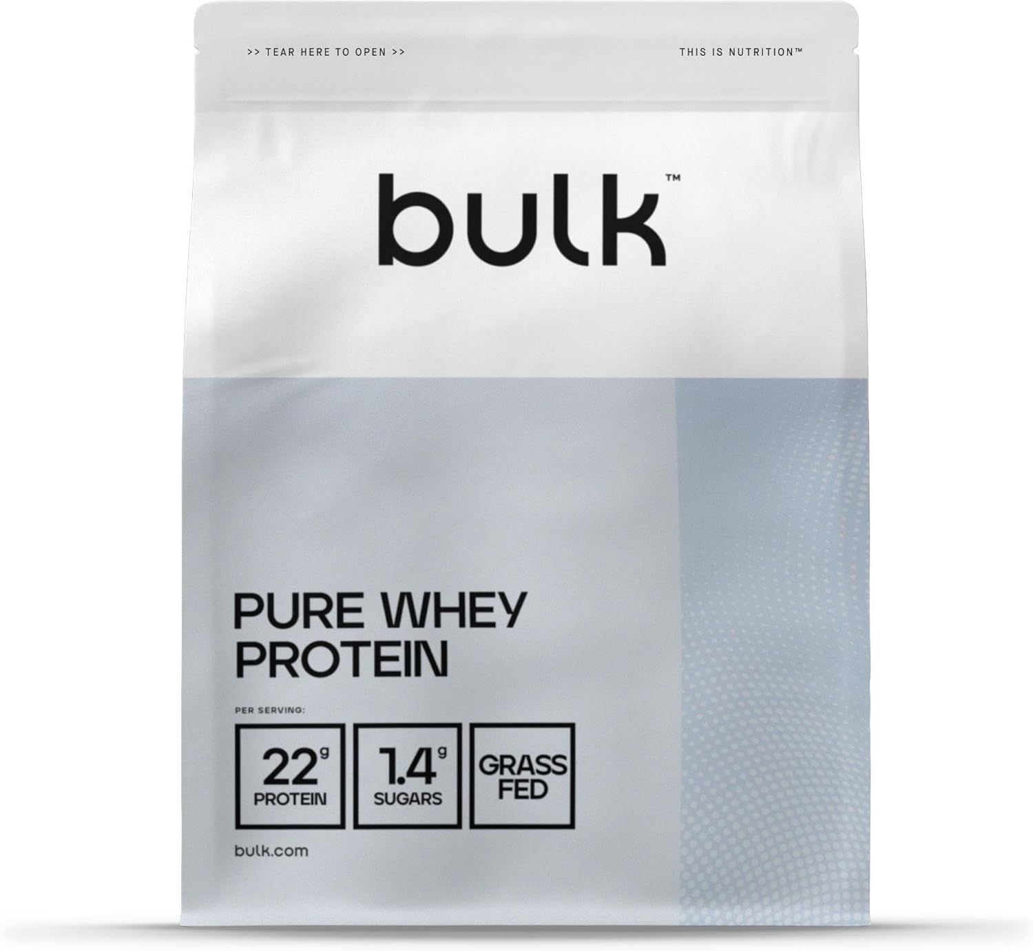 Weiße Verpackung mit "bulk"-Logo und "PURE WHEY PROTEIN"-Aufdruck. Enthält Angaben zu Protein, Zucker und "Grass Fed".