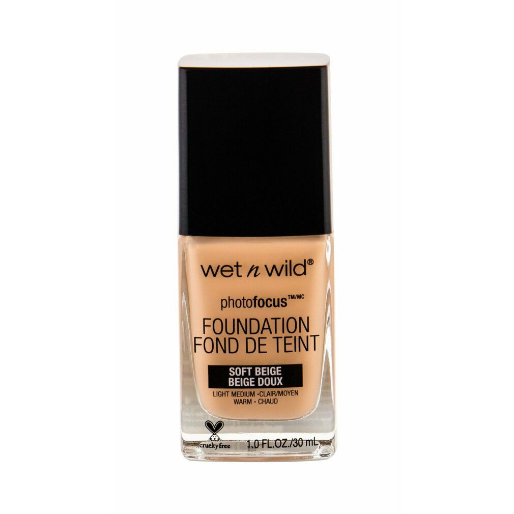 Foundation-Fläschchen mit schwarzem Deckel. Aufschrift: Wet n Wild Photofocus Foundation Soft Beige. Cruelty-free-Logo. 1.0 FL.OZ/30 mL.