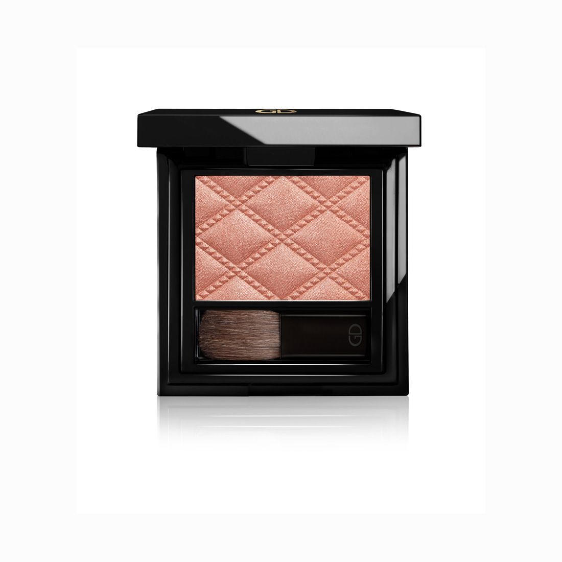 Ga-De Idyllic Soft Satin Blush. Kompakte, quadratische Form. Rosa Puder mit geprägtem Muster. Schwarze Verpackung mit Pinsel.