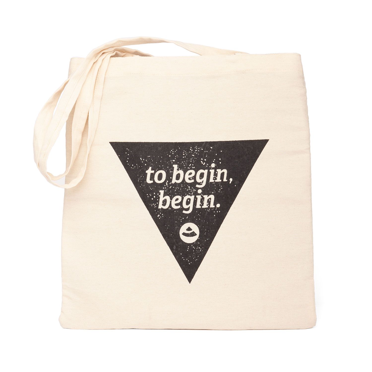 Beige draagtas met zwart driehoekig ontwerp en tekst: "to begin, begin."