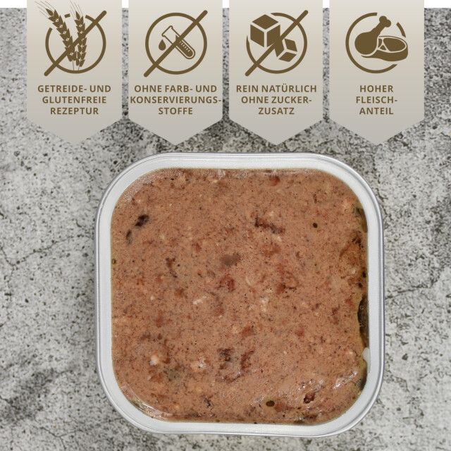 Geöffnete Dose Hundefutter. Symbole: Getreide- und glutenfreie Rezeptur, ohne Farb- und Konservierungsstoffe, ohne Zuckerzusatz, hoher Fleischanteil.