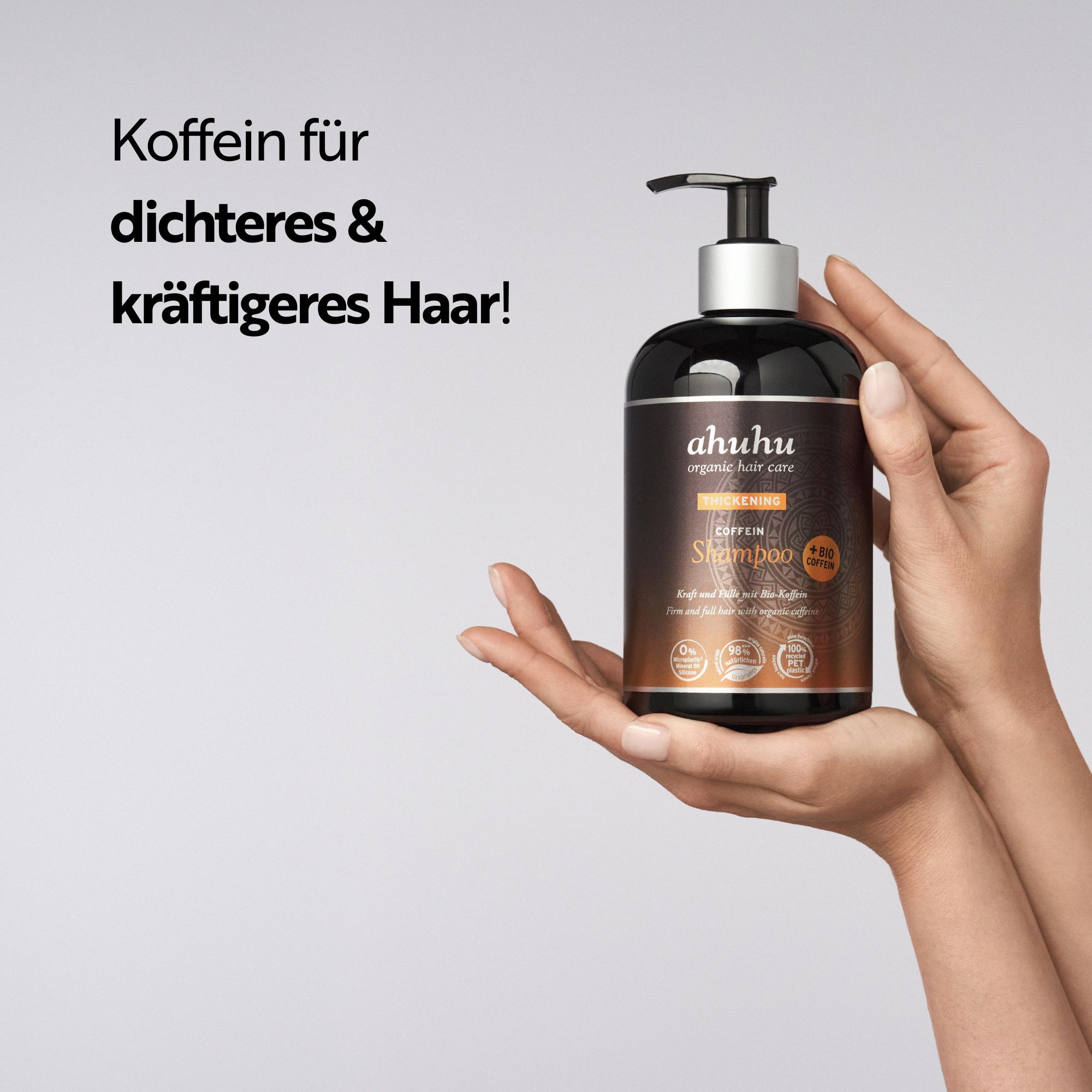 Hände halten eine Shampoo-Flasche. Text: Koffein für dichteres & kräftigeres Haar! Aufschrift: ahuhu organic hair care, Thickening Coffein Shampoo.