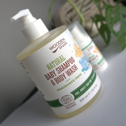 Baby Shampoo & Body Wash Flasche mit Spender. Aufschrift: Wooden Spoon, Natural Baby Shampoo & Body Wash, Cosmos Organic. Mit zweiter Flasche.