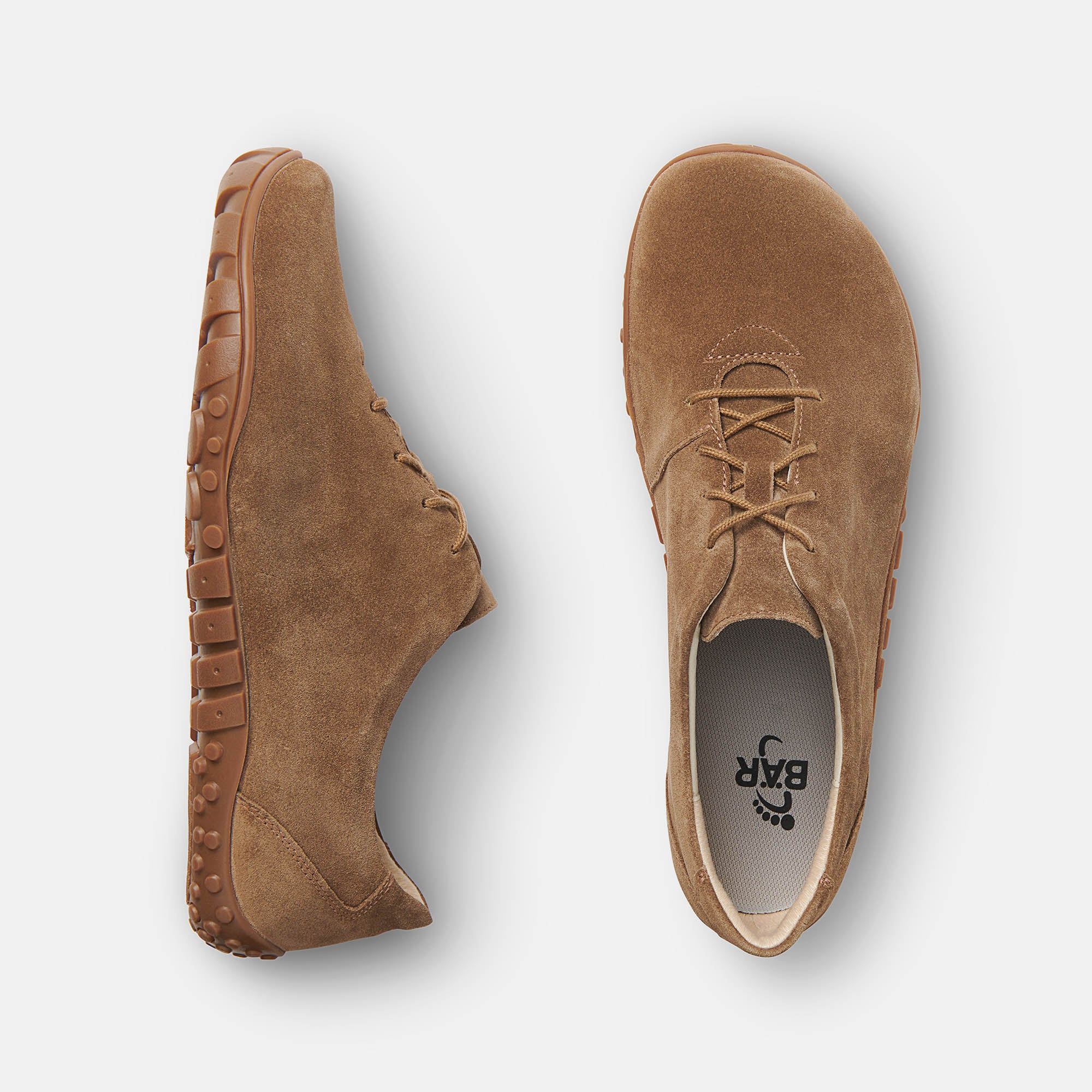 Braune Schnürschuhe, Wildlederoptik, breite Passform. Gummisohle. Hellbraune Schnürsenkel. Blick von oben auf zwei Schuhe. BÄR Logo.