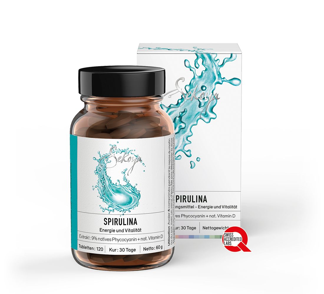 Braune Glasflasche mit schwarzen Deckel und Tabletten. Etikett mit Produktinformationen. Weiße Schachtel mit Produktnamen und Wasser-Design. Swiss Quality Siegel.