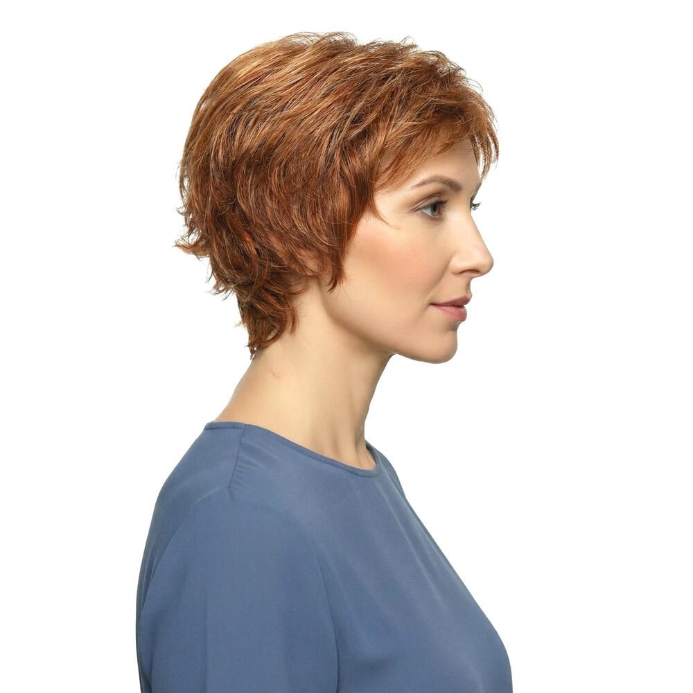 Profil einer Frau mit rotbrauner Perücke. Kurzes, gewelltes Haar. Sie trägt ein blaues Oberteil.