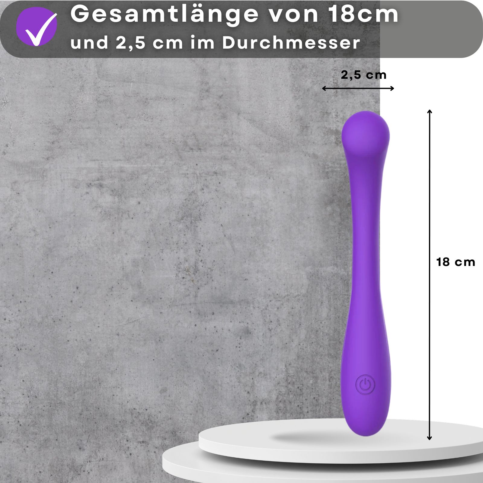 18 cm lang, 2,5 cm Durchmesser. Lila Vibrator auf Podest. Maße angezeigt.
