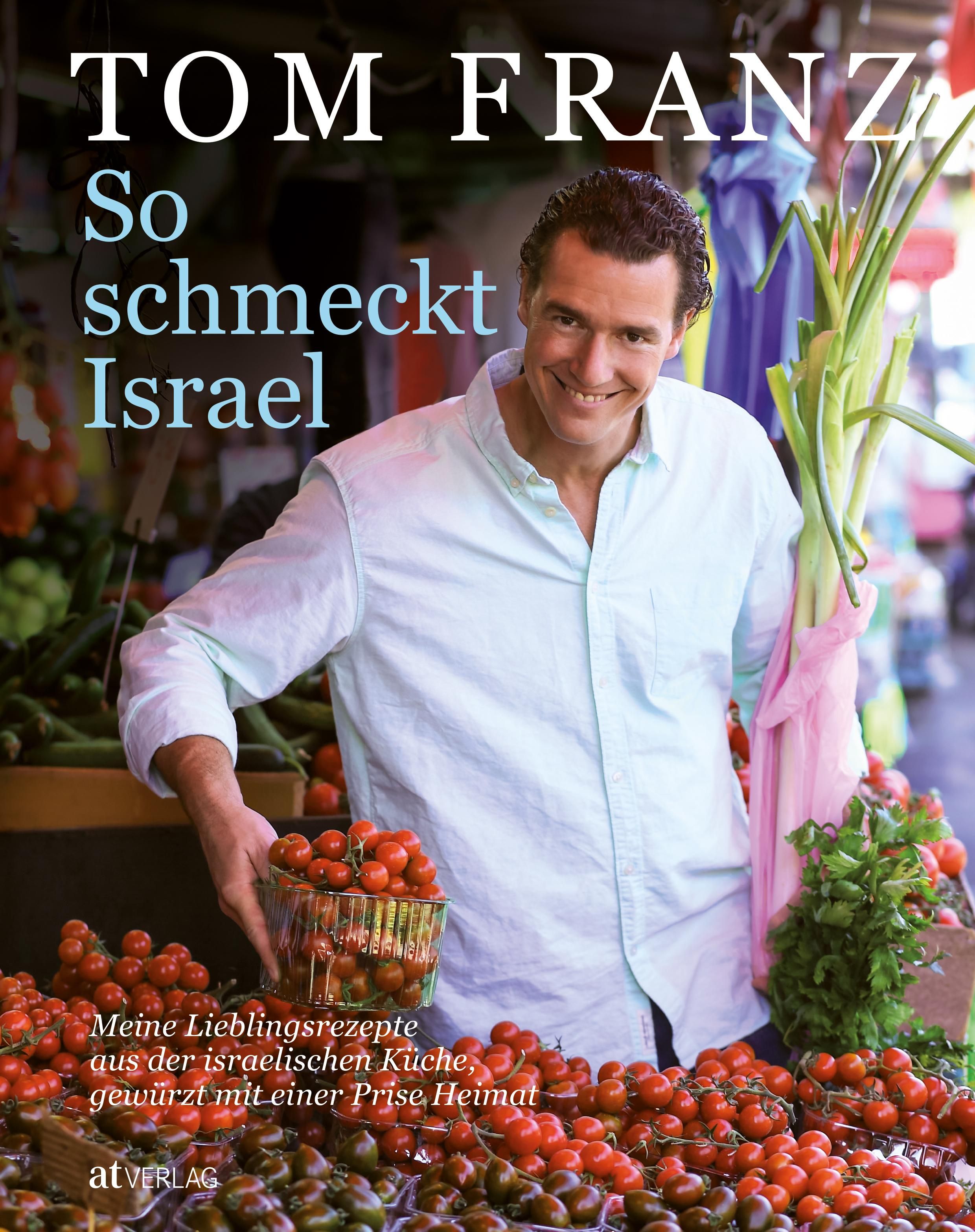 Buchcover mit Tom Franz. Titel: So schmeckt Israel. Darunter Text: Meine Lieblingsrezepte aus der israelischen Küche. Verlag: atVERLAG.