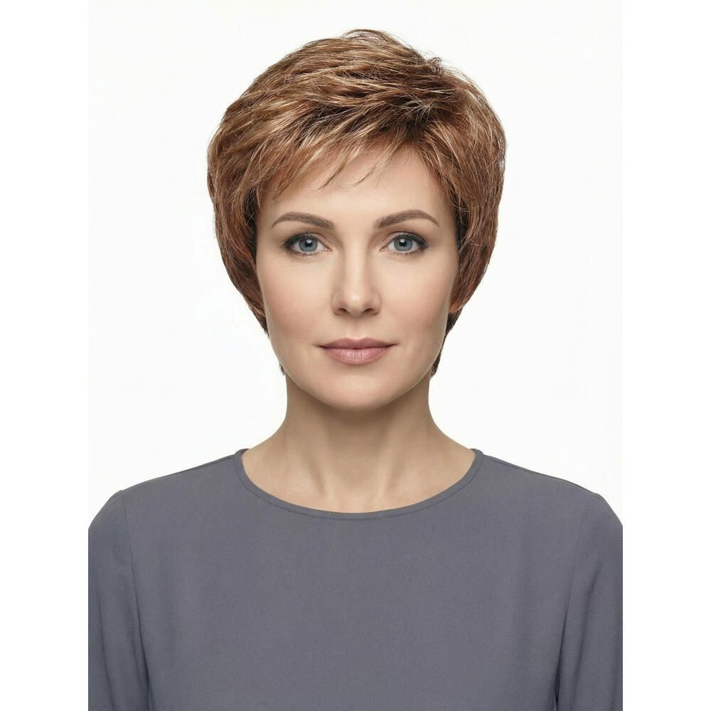 Kurzhaarperücke mit braun-blondem Farbverlauf. Die Perücke bedeckt den Kopf einer Frau, die vor weißem Hintergrund steht.