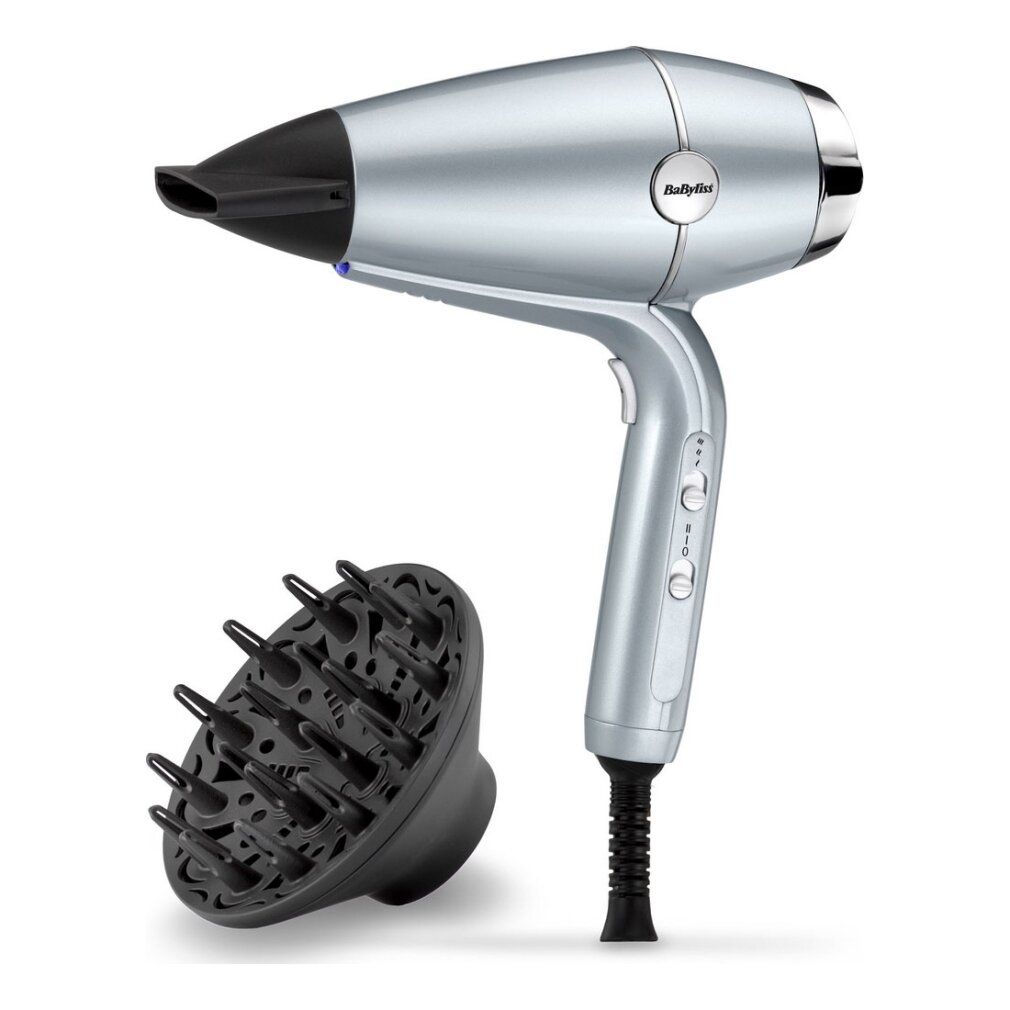 Asciugacapelli argento con bocchetta nera e diffusore. Marchio BaByliss. Su sfondo bianco.
