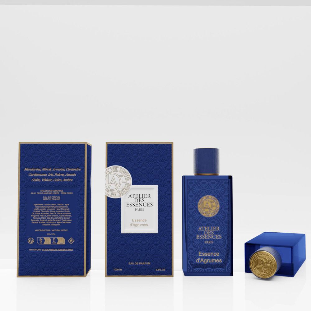 Blaue Parfumflasche und Verpackung. Goldfarbene Details und Logo. Schriftzug: Essence d'Agrumes. Atelier des Essences Paris.