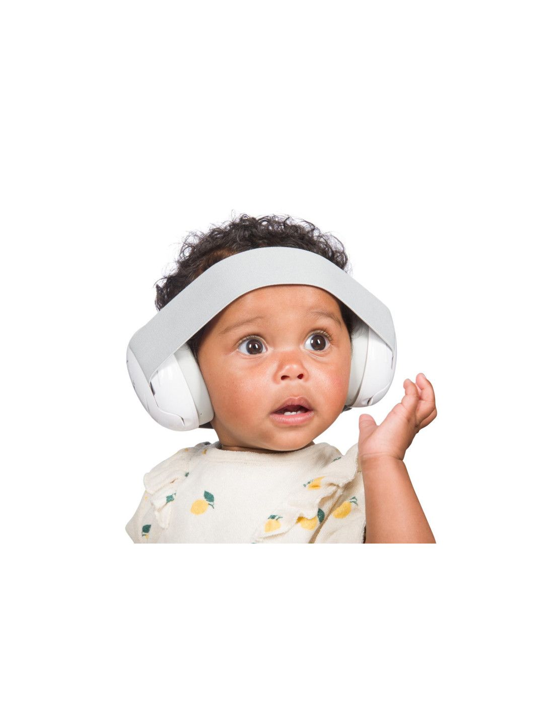 Baby mit weißem Gehörschutz und grauem Kopfbügel.