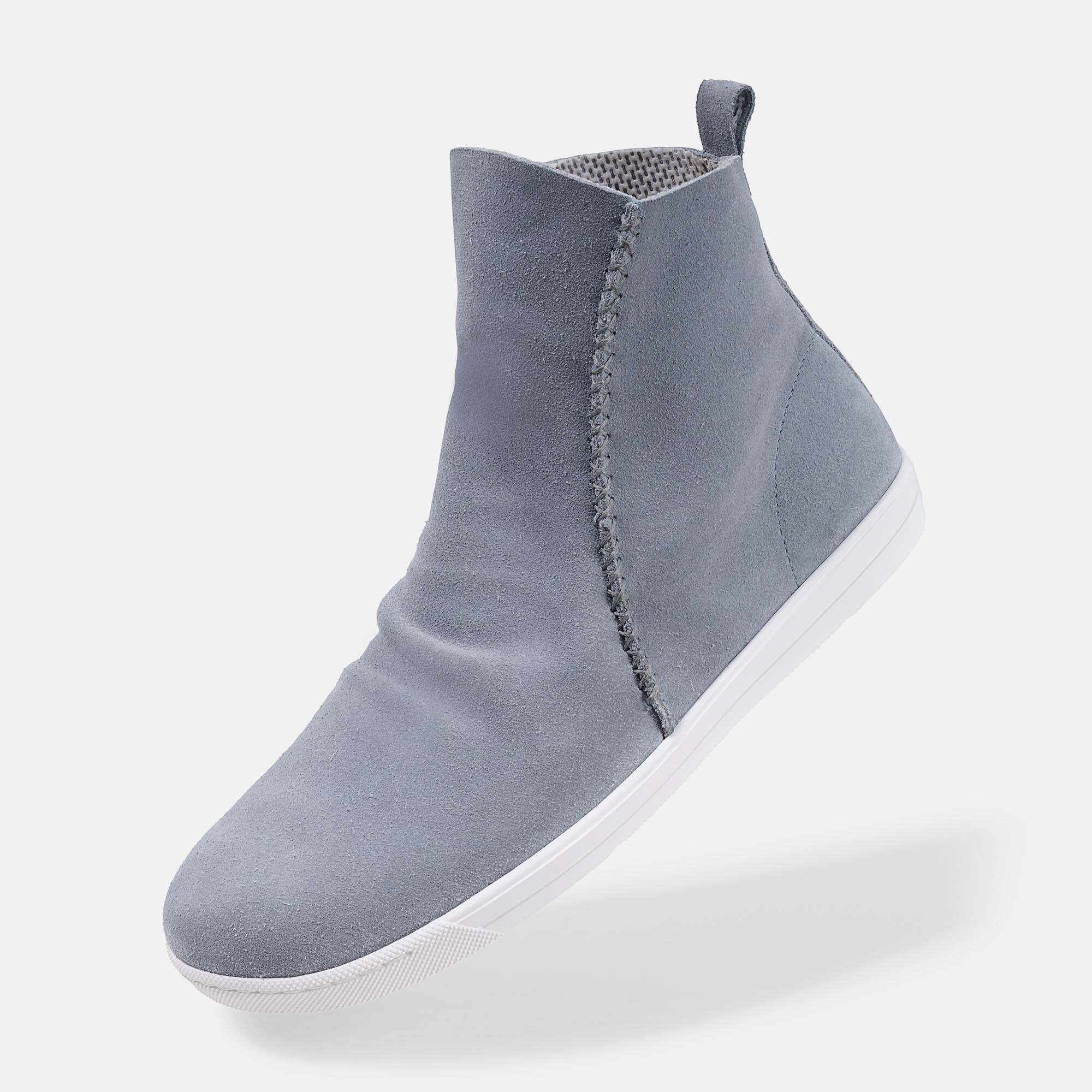 Grauer Wildleder-Stiefel mit seitlicher Naht und weißer Sohle, Vorder- und Seitenansicht.