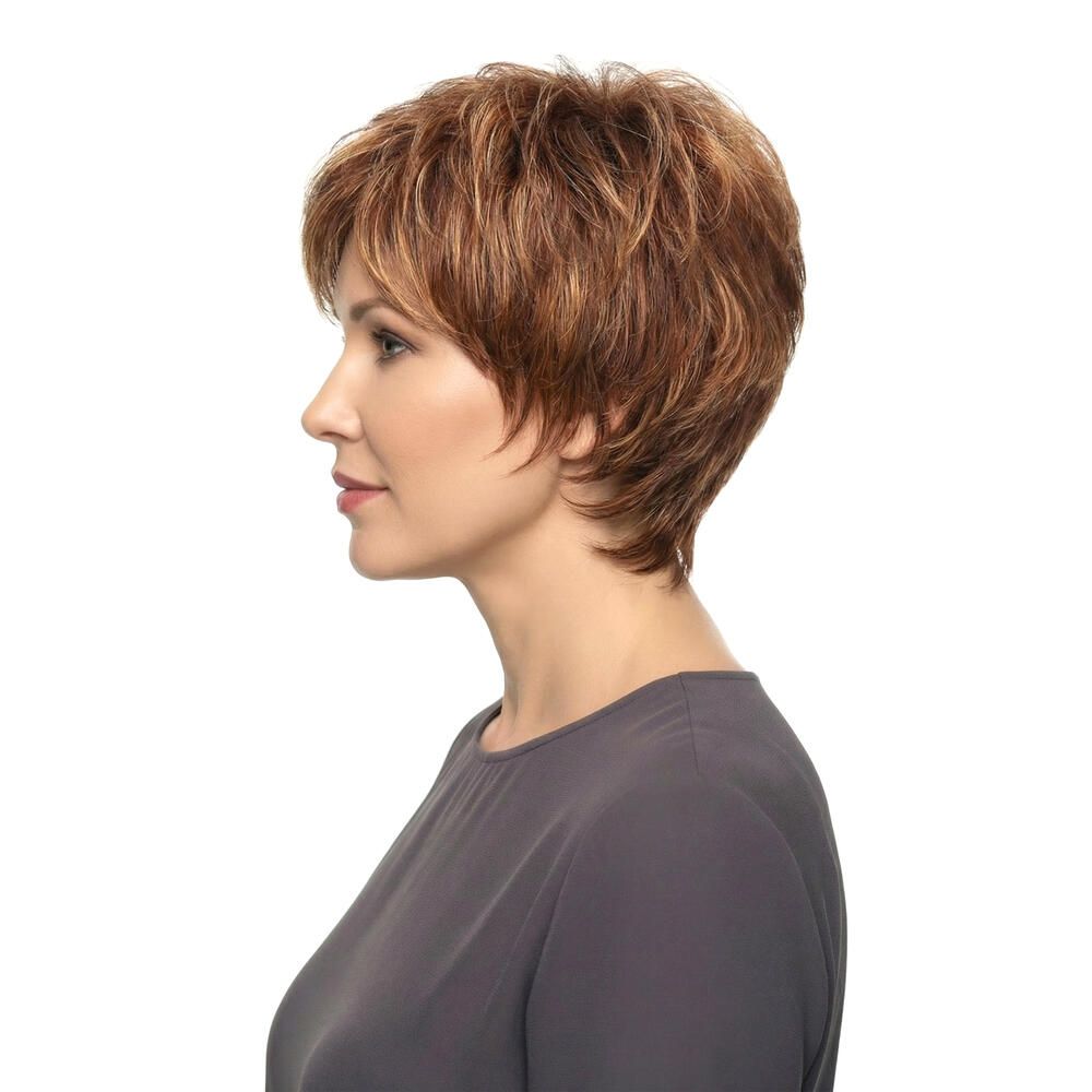 Kurzhaarperücke in Braun-Blond-Tönen. Seitenansicht einer Frau mit grauem Oberteil. Haarschnitt mit Pony.