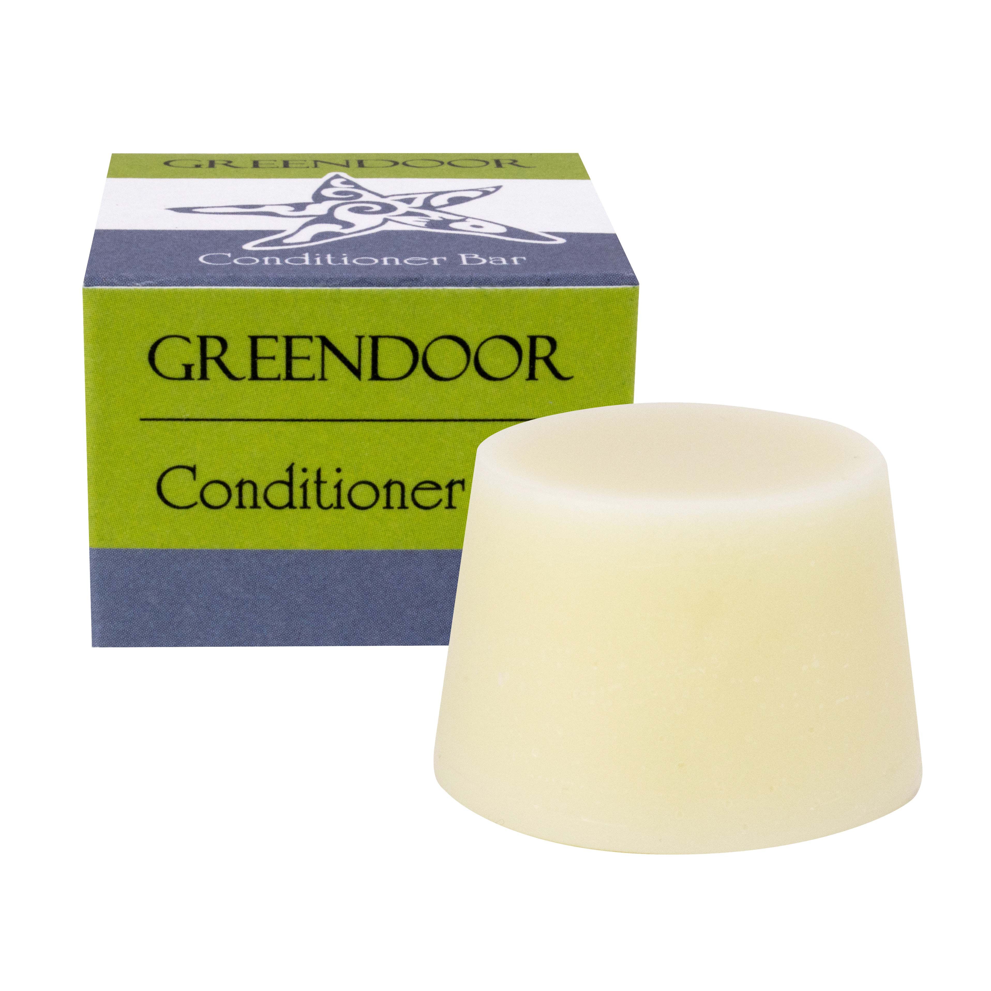 Hellgelber Conditioner Bar neben Verpackung. Verpackung mit grünem Text: GREENDOOR Conditioner Bar.